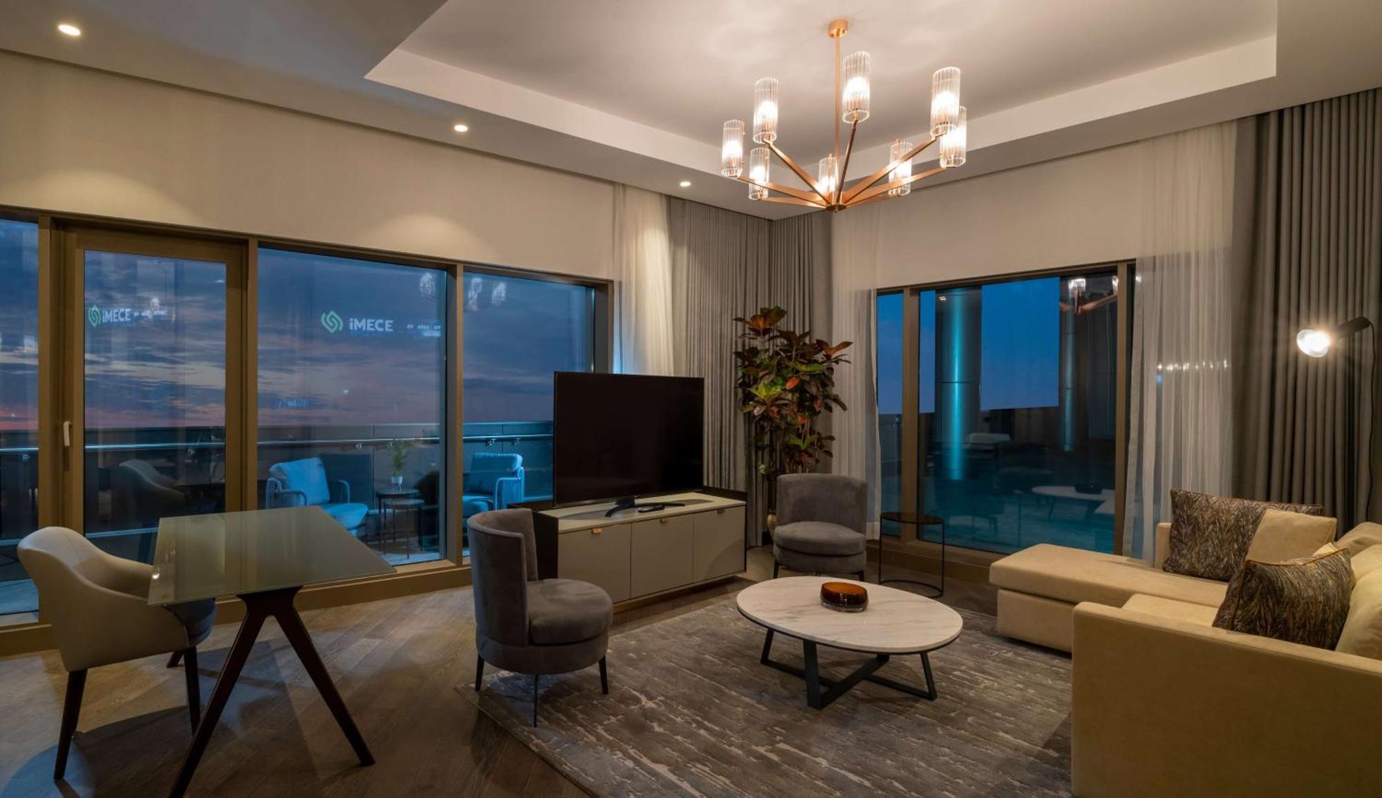 Hilton Mall Of イスタンブール エクステリア 写真 A living room in a suite at the Ritz-Carlton, DIFC