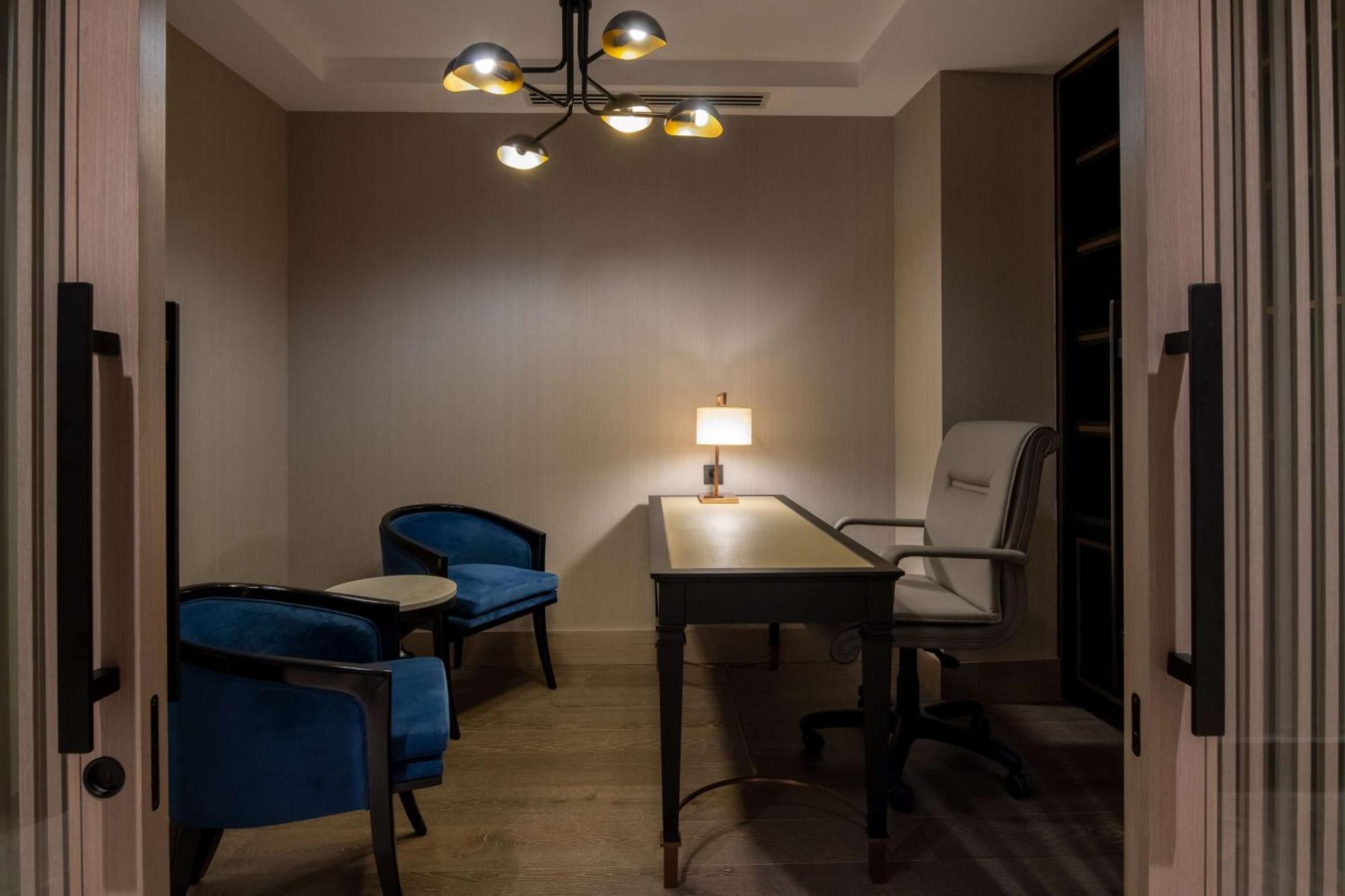 Hilton Mall Of イスタンブール エクステリア 写真 The interior of the office of the President of the University of Novi Sad