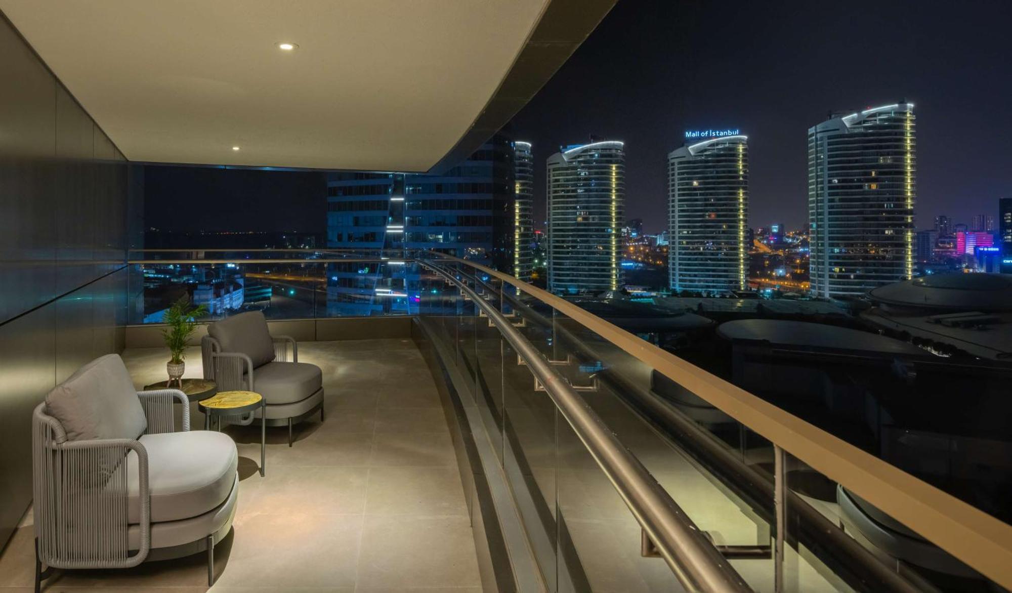 Hilton Mall Of イスタンブール エクステリア 写真 View from the balcony of a suite at the Ritz-Carlton, DIFC