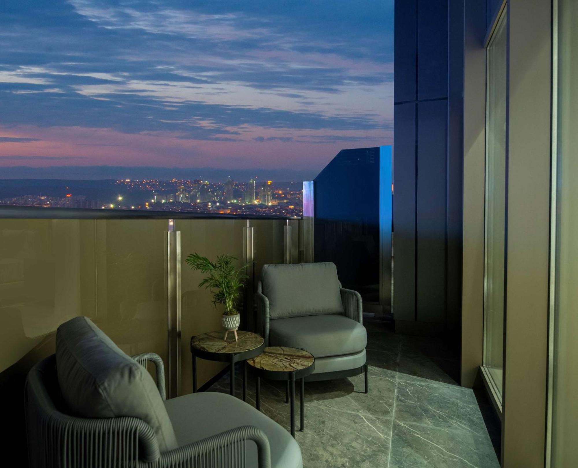 Hilton Mall Of イスタンブール エクステリア 写真 View from the balcony of a Sky Suite